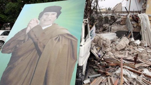 Un portrait de Mouammar Kadhafi dans les ruines 