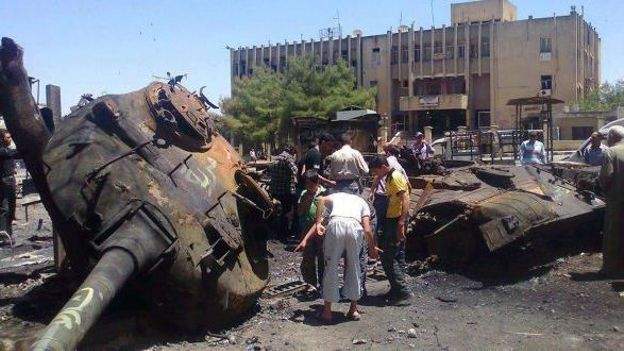 Des opposants syriens examinent un char de l'armée régulière à Ariha