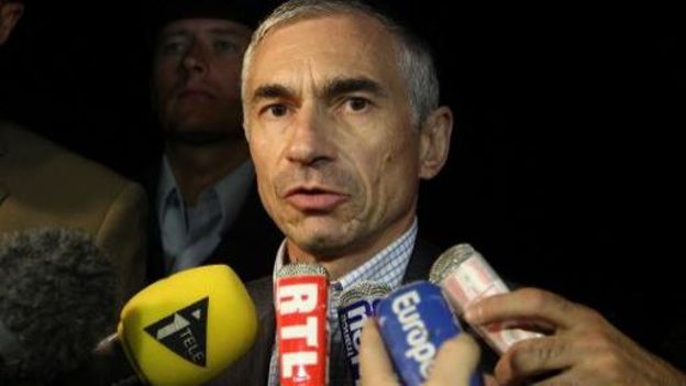 Le procureur de la République Xavier Tabareux s'exprime à Collobrières après l'interpellation d'un suspect pour le meurtre de deux femmes gendarmes