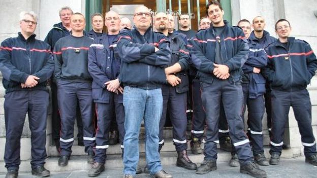 Les pompiers de Tournai à l'entrée de l'Hôtel de ville