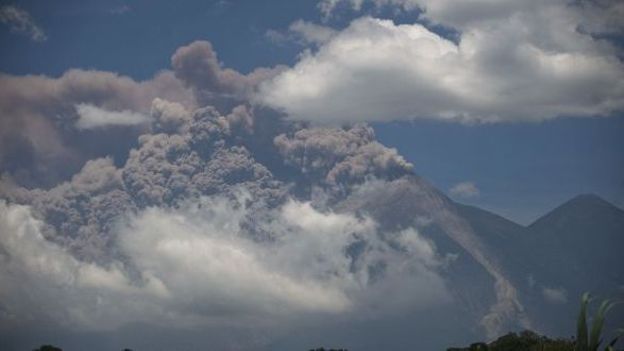 Le volcan de Feu se réveille