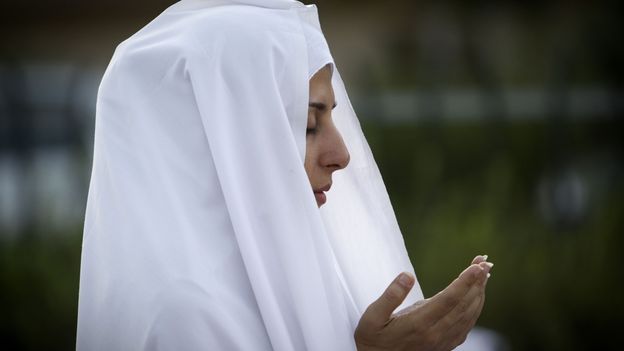 Une femme iranienne dans un moment de prière