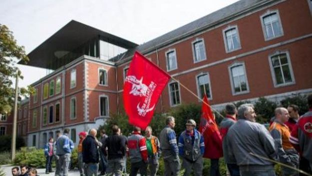 Une délégation de travailleurs devant la salle de réunion (Seraing) Une délégation de travailleurs devant la salle de réunion (Seraing)