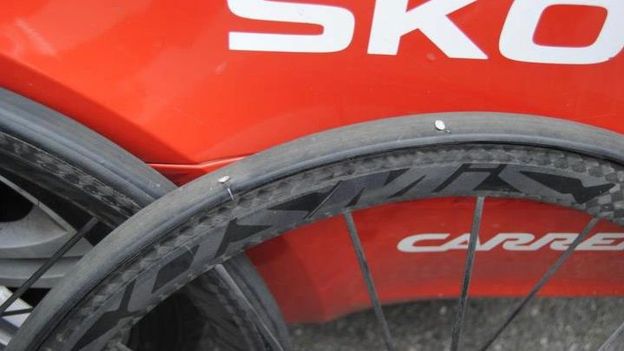 Les clous dans la roue d'un coureur de l'équipe Katusha