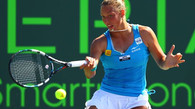 Yanina Wickmayer recule de deux places