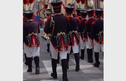 Gerpinnes: marcheurs en uniforme et pèlerins célèbrent la Sainte-Rolende