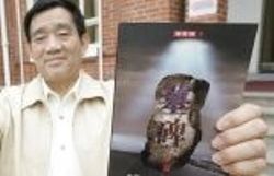 Le journaliste Yang Jisheng et son livre "Stèles"