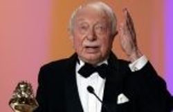 Maurice Chevit, recevant le Molière du meilleur comédien dans un second rôle en 2005
