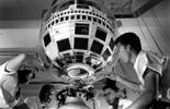 Photo du montage de Telstar 1 sur sa fusée de lancement en 1962.
