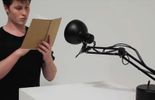 Cette lampe de bureau est dotée de vie!