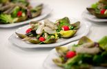 Salade verte de printemps aux avocats, asperges vertes et artichauts 