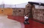 Vidéo: ses parents le réveillent de façon très spectaculaire