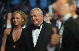 123 Cannes: Dominique Strauss-Kahn prend la pose sur le tapis rouge