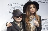 123 Lady Gaga offre son prix pour la paix de Yoko Ono à la Fondation d'E. John