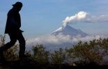123 Mexique: le Popocatepetl crache une fumerolle de 4,5 km de haut