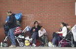 Des Roms délogés de la gare du Nord à Bruxelles vivant désormais dans la rue, place Gaucheret à Schaerbeek