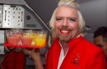 123 Richard Branson fait l'hôtesse de l'air pour un pari avec le patron de Lotus
