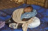 Un enfant dort dans un camp de réfugiés à 185 km au Nord de Ouagadougou
