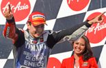 Victoire pour Stoner, titre pour Lorenzo