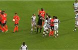 Kagé met 3 hommes au sol, le match dégénère