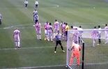 Steven Taylor rend fou le gardien de Stoke (vidéo)