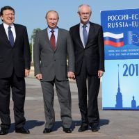 De gauche à droite: José Manuel Barroso (Commission européenne), Vladimir Poutine (Russie), Herman Van Rompuy (Conseil européen)