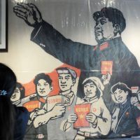 Exposition sur Mao-Tsé-Toung avec le petit livre rouge à Heifei