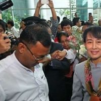 Birmanie: Aung San Suu Kyi arrive en Europe pour une tournée historique