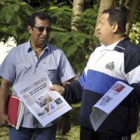 Hugo Chavez (D) et son frère Adan (G) à La Havane