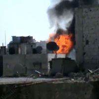 Une image de Homs bombardée par l'armée syrienne d'après une vidéo amateure postée sur YouTube - Syrie: le bain de sang contiune, la mission d'observation ONU suspendue