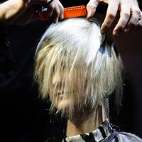 Dans le salon de coiffure social, outre des soins à petit prix, celles qui s'y rendent trouvent également un accompagnement à la recherche d'emploi