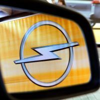 Sigle d'Opel dans un rétroviseur
