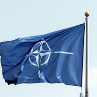 Le drapeau de l'Otan flottant devant le Shape à Casteau