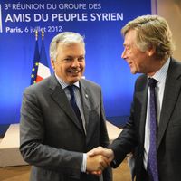 Didier Reynders accueilli par l'ambassadeur belge en France à l a3ème réunion du groupe des Amis du Peuple Syrien à Paris