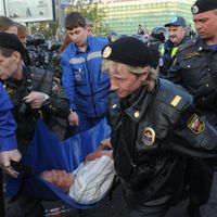Des protestataires ont été interpellés au moment même où Vladimir Poutine redevenait président de la Russie