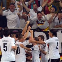 Mario Gomez fête son but avec ses équipiers