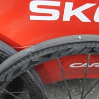 Les clous dans la roue d'un coureur de l'équipe Katusha
