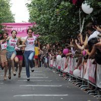 Sprint de 50 mètres avec des talons de 9 cm minimum