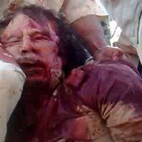 Une capture d'écran d'une vidéo montrant l'arrestation de Mouammar Kadhafi 