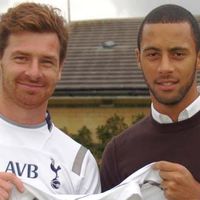 Moussa Dembélé pose en compagnie de son nouveau coach André Villas-Boas