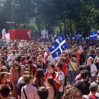 Manifestation à Montréal et drapeaux québécois