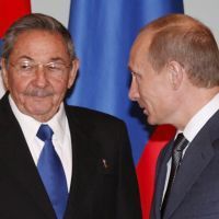 Raul Castro (G) et Vladimir Poutine (D) à Moscou en 2009