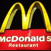 La queue d'une souris dans un hamburger cgez Mc Donald's