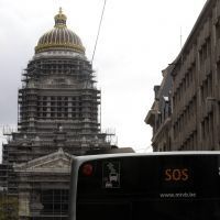 Vue sur le palais de Justice depuis la rue de la Régence