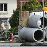 Les ouvriers réparent la fuite