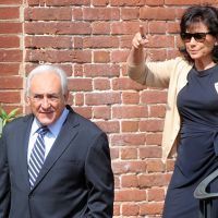 Anne Sinclair et Dominique Strauss-Kahn sortant de leur maison de Washington