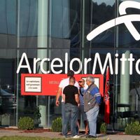 Des travailleurs d'Arcelor Mittal devant le bâtiment de la direction, en octobre 2011