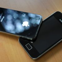 Un appareil Apple et un Samsung