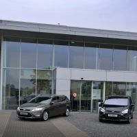 Les nouveaux modèles de Ford devant l'usine de Genk