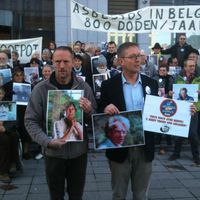 Les parents des victimes à l'entrée du tribunal où se tient le procès de l'amiante